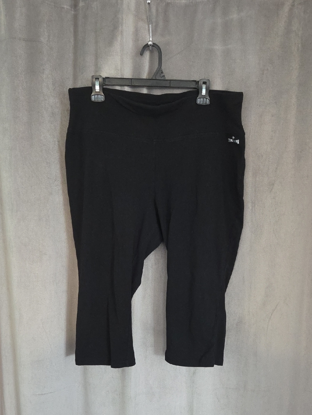 Spalding Size 2x Black Capri Leggings with Logo Accent